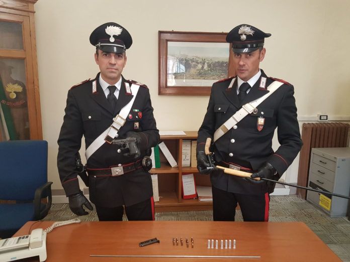 Fa inversione e i carabinieri lo fermano aveva armi nascoste in macchina Fa inversione e i carabinieri lo fermano aveva armi nascoste in macchina