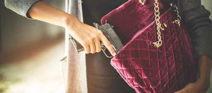 Pistola rubata dalla fidanzata Pistola rubata dalla fidanzata