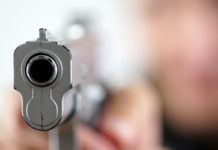 Indagato per omicidio volontario l’avvocato che ha ucciso un ladro Pointing gun