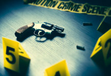 Sottraggono pistola da scena del crimine per rivenderla È stata ritrovata la pistola che ha messo fine alla vita di Giuseppe Stefano Di Negro: l'avevano presa i primi due soccorritori per rivenderla.