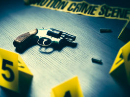 Sottraggono pistola da scena del crimine per rivenderla È stata ritrovata la pistola che ha messo fine alla vita di Giuseppe Stefano Di Negro: l'avevano presa i primi due soccorritori per rivenderla.