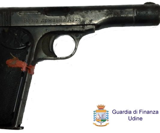 Svuota una cantina, trova arma da collezione. E non la denuncia Svuota una cantina, trova arma da collezione. E non la denuncia