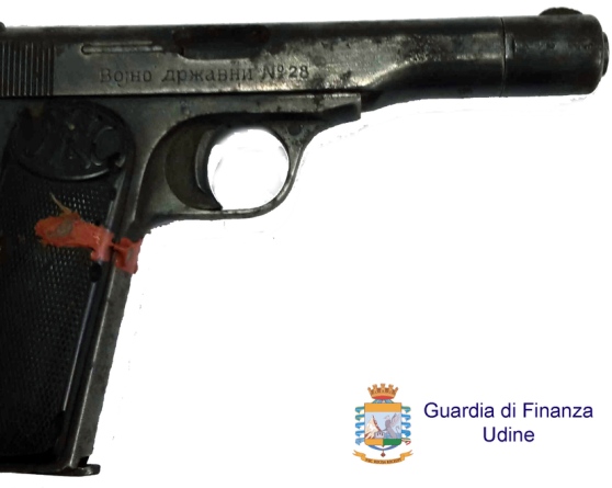Svuota una cantina, trova arma da collezione. E non la denuncia Svuota una cantina, trova arma da collezione. E non la denuncia