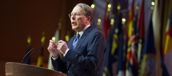 Wayne La Pierre La National Rifle Association, la lobby delle armi americana, ha chiesto all'Atf di valutare se il bump stock rispetti i requisiti di legge.