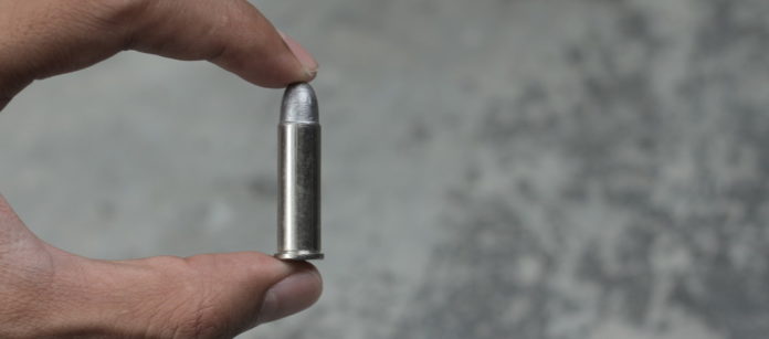 Bullet hand La legge non prevede l'omessa custodia di munizioni, ma solo di armi ed esplosivi: lo ha ribadito una sentenza della prima sezione penale della Cassazione.
