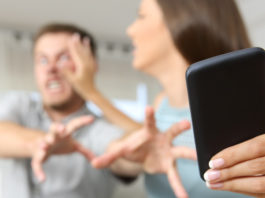 Niente armi al marito geloso Jealous husband