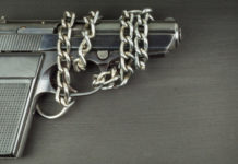 Smantellare la Direttiva Armi, la Repubblica Ceca fa sul serio Locked gun