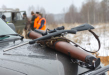 Parte col fucile sul tetto dell’auto e lo perde per strada Lascia l'arma sul tettuccio dell’auto e smarrisce il fucile Browning calibro 12: denuncia per omessa custodia di armi per un cacciatore piacentino.