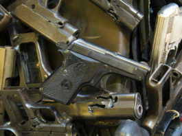 Indagati due poliziotti per possibile commercio di armi da rottamare Pile of weapons