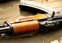 Spunta un’arma nascosta in un tombino