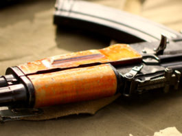 Spunta un’arma nascosta in un tombino