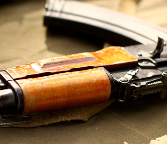 Spunta un’arma nascosta in un tombino