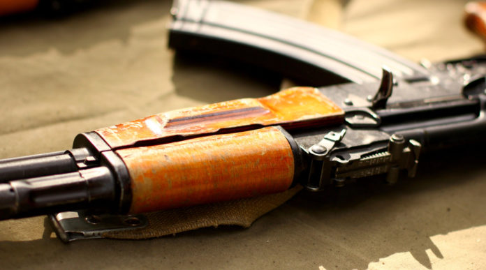 Spunta un’arma nascosta in un tombino © Valdemar Fishmen