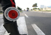 Vanno a caccia in due, ma solo uno ha il porto d’armi
