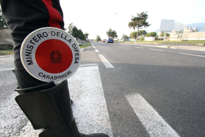 Vanno a caccia in due, ma solo uno ha il porto d’armi