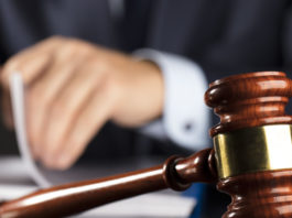 Cedette armi destinate alla distruzione: nessun profilo penale, sospensione giusta Judge hand gavel