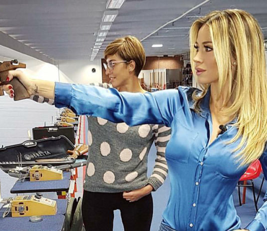 Tiro a segno: Diletta Leotta al poligono, i social impazziscono diletta leotta al tiro a segno