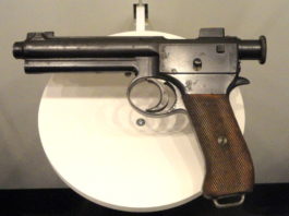 In auto con una pistola della prima guerra mondiale: arrestato Rosolini Roth-Steyr 1907