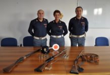Lite in famiglia, polizia ritira tre fucili e scopre irregolarità
