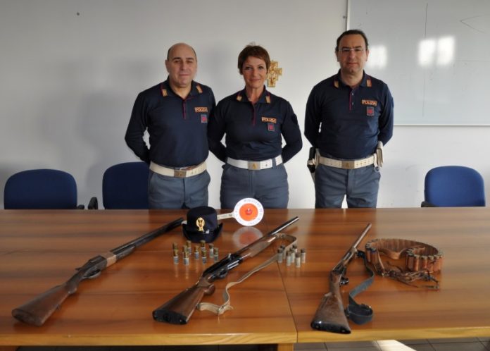 Lite in famiglia, polizia ritira tre fucili e scopre irregolarità