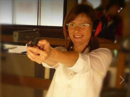 Sindaco pubblica foto con pistola, caos su Facebook Angela Colmellere FB