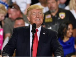 Armi, la stretta di Trump Donald Trump