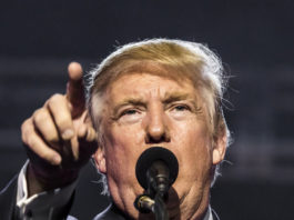 «Armiamo gli insegnanti» Donald Trump