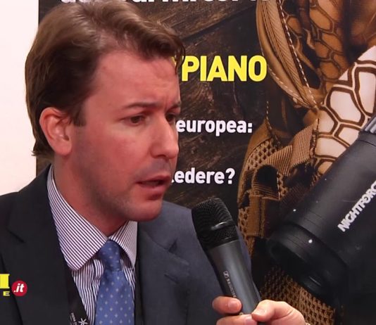 Giulio Magnani, presidente del Comitato Direttiva 477, allo stand di Armi Magazine
