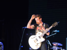 Sopravvissuto al Bataclan attacca i cortei antiarmi Eagles of Death Metal