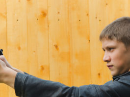 C’è chi chiede l’innalzamento dell’età minima per acquistare un’arma Boy with gun