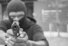 Napoli, rubata arma a vigilante Napoli rapina della pistola a una guardia giurata