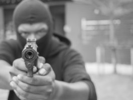Napoli, rubata arma a vigilante Napoli rapina della pistola a una guardia giurata