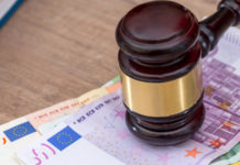 Revocarono ingiustamente porto d’armi, guardia risarcita con 51.794 euro