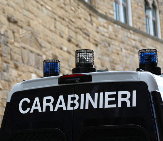 Spara per strada, fa scoprire laboratorio artigianale di armi Baranzate (MI): spara per strada con una scacciacani modificata, carabinieri scoprono laboratorio artigianale di armi nel garage.