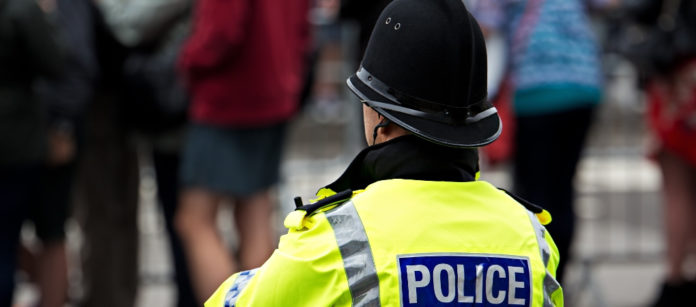 Agenti inglesi armati poliziotti inglesi armati