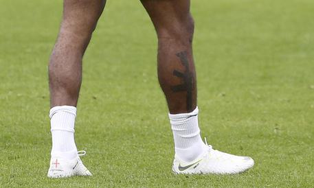 tatuaggio con un fucile sterling tatuaggio con un fucile sterling