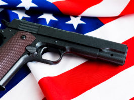 Stati Uniti: la tendenza del numero di armi vendute a giugno pistola su bandiera Stati Uniti