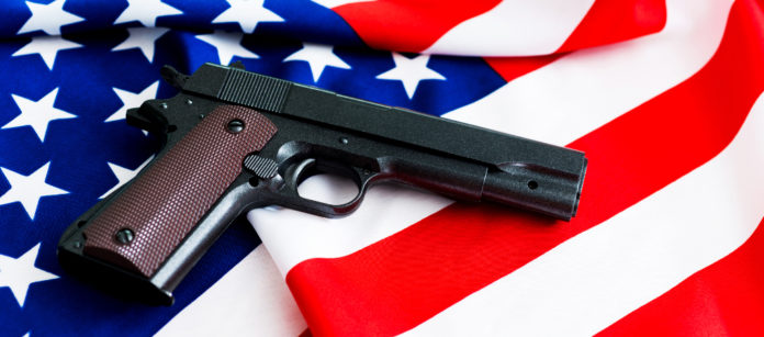 Stati Uniti armi vendute pistola su bandiera Stati Uniti