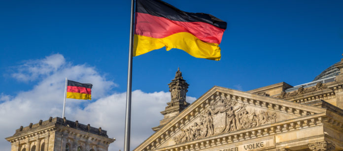 Armi tedesche bandiera tedesca sul Bundestag: armi tedesche