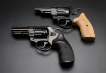A ottobre seminario di aggiornamento sulla Direttiva Armi un revolver con calcio in legno sopra un revolver con calcio nero: seminario di aggiornamento sulla Direttiva armi