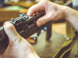 Date e contenuti del terzo corso licenza armi ed esplodenti di Conarmi mani di armaiolo che smontano arma: corso licenza armi ed esplodenti di Conarmi