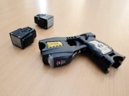 Possibile l’assegnazione del taser agli agenti di polizia penitenziaria taser con due munizioni su tavolo di legno: possibile l’assegnazione del taser agli agenti di polizia penitenziaria