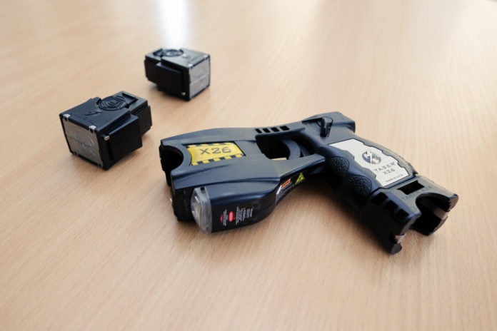Possibile l’assegnazione del taser agli agenti di polizia penitenziaria taser con due munizioni su tavolo di legno: possibile l’assegnazione del taser agli agenti di polizia penitenziaria