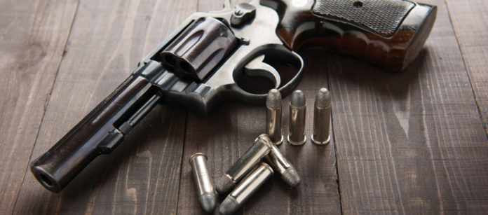 Revolver con proiettili revolver su tavolo di legno con sei munizioni: la Cassazione sull'incauta custodia di armi