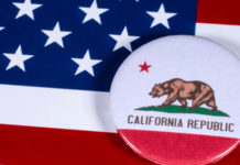 La California stringe sul porto di armi occulte Spilla della California su bandiera americana