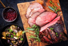 UNA alla manifestazione enogastronomica di Torino per valorizzare la selvaggina carne di cervo a fette con funghi e patate: UNA alla manifestazione enogastronomica Salone del Gusto