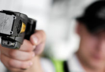 Il decreto Salvini apre al taser alla polizia municipale agente di polizia con taser