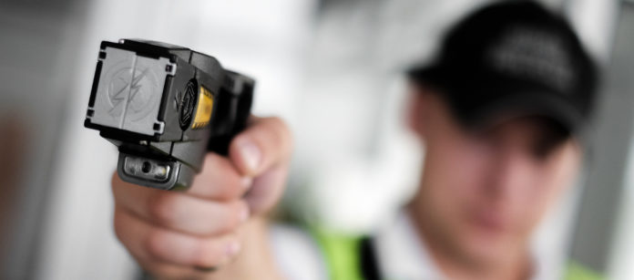 agente di polizia con taser agente di polizia con taser