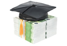 Tesi di laurea sulle armi: 2.000 euro da Anpam cappello da laurea su banconote da cento euro: concorso per tesi di laurea sulle armi