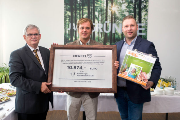 Olaf Sauer e Manuel Mateos consegnano l'assegno di pi&ugrave; di 10.000 euro a Stephan Masch, dell'ospedale pediatrico Mitteldeutschland di Nordhausen
